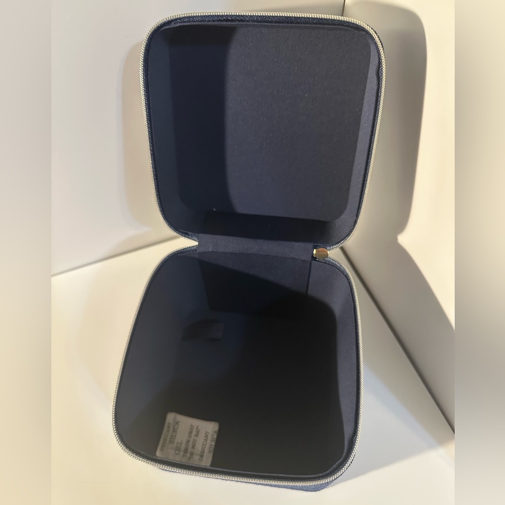 Chanel Beauté Navy Tweed Cosmetic Case - Picture 2 of 3
